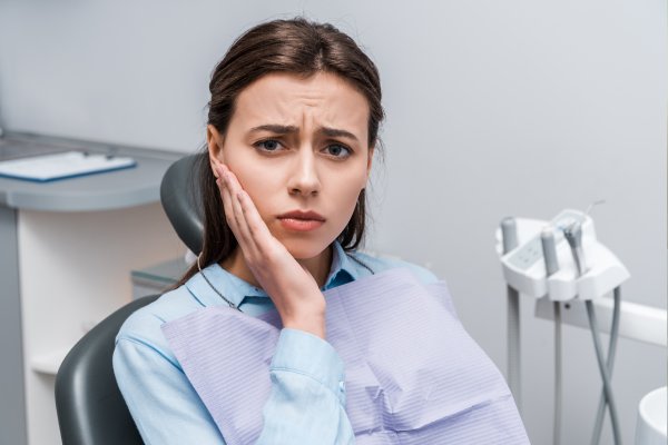 How an Emergency Dentist Can Save Your Tooth